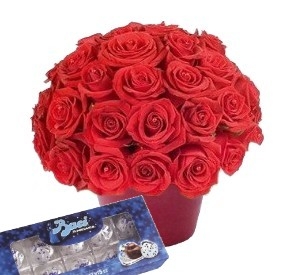 Red roses in vase and kisses