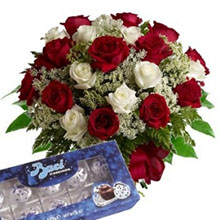 Bouquet rose rosse e bianche e baci