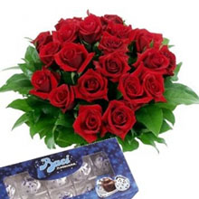Bouquet rose rosse e baci