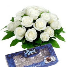 Bouquet rose bianche e baci
